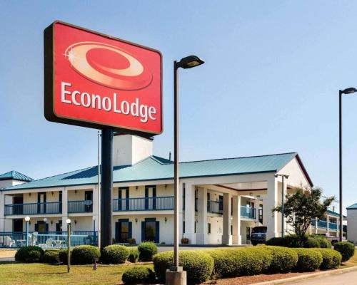 Canton Cabin | Convenient Stay at Econo Lodge Canton I-55 with Pool Access