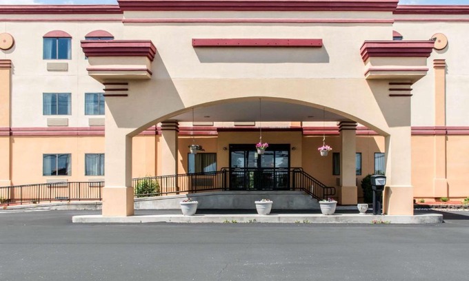 Carlisle Cabin | Budget-Friendly Econo Lodge with Wheelchair Access