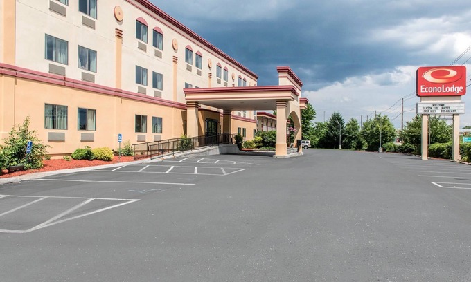 Carlisle Hotel | Budget-Friendly Econo Lodge with Family Amenities & Dining