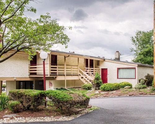 Chinchilla Cabin | Budget-Friendly Econo Lodge Summit with Pet & Child Amenities