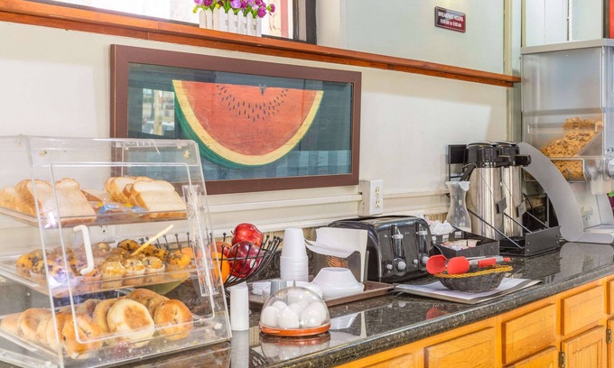 Chinchilla Hotel | Budget-Friendly Econo Lodge Summit with Breakfast & Kitchen