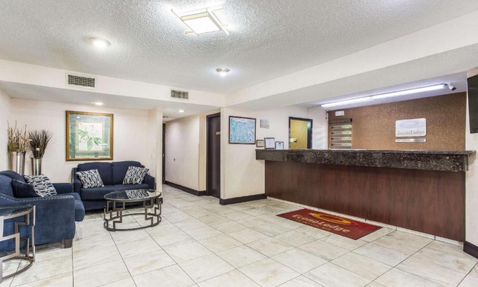 Clinton Cabin | Budget-Friendly Econo Lodge with Complimentary Breakfast