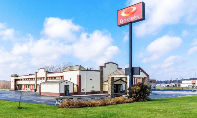 Cloverdale Cabin | Budget-Friendly Econo Lodge: Pet Friendly & Accessible Stay