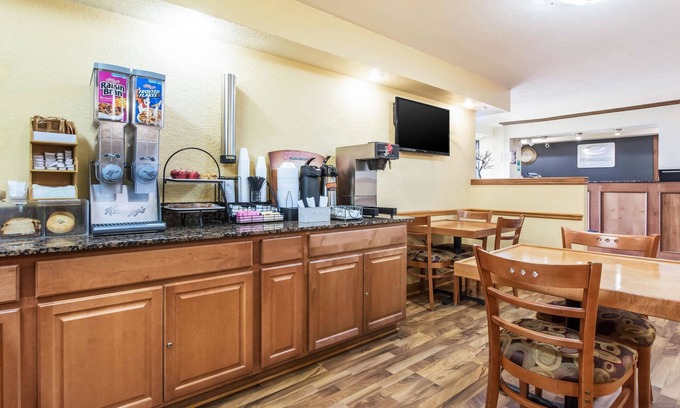 Cloverdale Hotel | Budget-Friendly Econo Lodge with Family Amenities and Dining