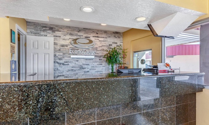 Clovis Hotel | Budget-Friendly Econo Lodge Clovis with Pool & Breakfast