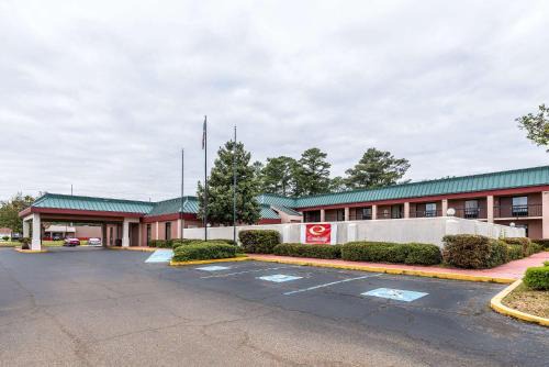 Columbus Hotel | Budget-Friendly Econo Lodge with Pet and Child Amenities