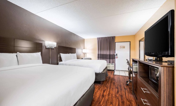 Columbus Hotel | Budget-Friendly Econo Lodge with Pool and Breakfast Included