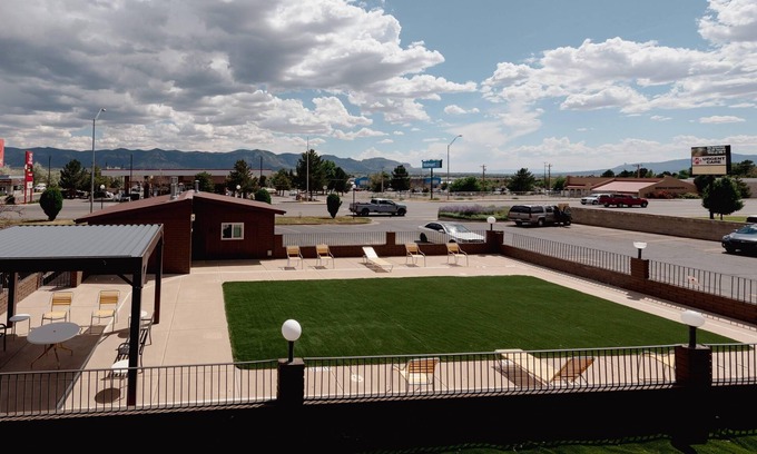 Cortez Hotel | Budget-Friendly Econo Lodge with Pool and Family Amenities