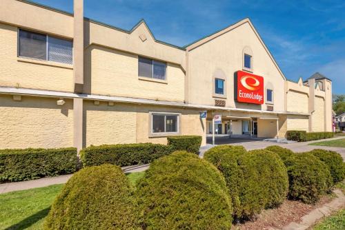 Cortland Cabin | Pet-Friendly Econo Lodge with Family Amenities Awaits You