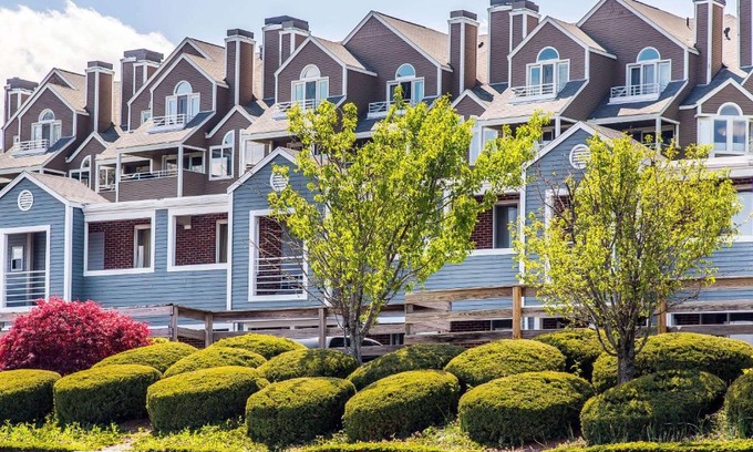 Cranston Cabin | Pet-Friendly Econo Lodge Cranston with Breakfast & Hot Tub