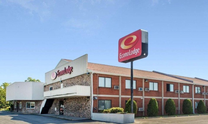 Corfu Cabin | Budget-Friendly Stay at Econo Lodge Darien Lakes