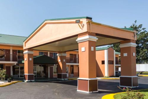 Decatur Cabin | Budget-Friendly Stay at Econo Lodge - Family Friendly Amenities