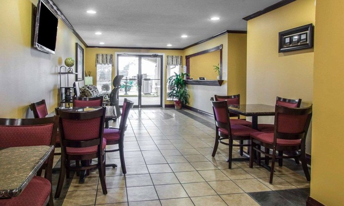 De Funiak Springs Hotel | Budget-Friendly Stay at Econo Lodge Defuniak Springs