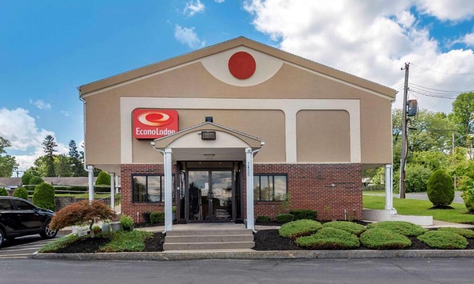 DeWitt Cabin | Pet-Friendly Econo Lodge Dewitt I-90 with Breakfast Options
