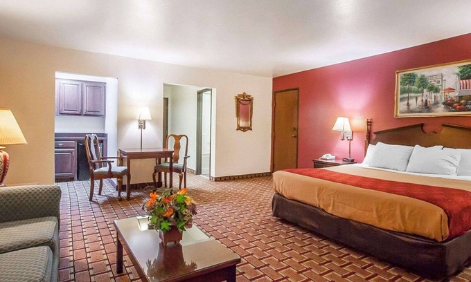 Dexter Hotel | Comfortable Econo Lodge Dexter with Family-Friendly Amenities