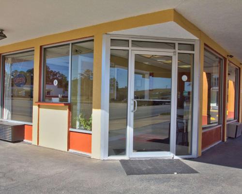Donalsonville Cabin | Budget-Friendly Econo Lodge: Pet Friendly & Breakfast Included