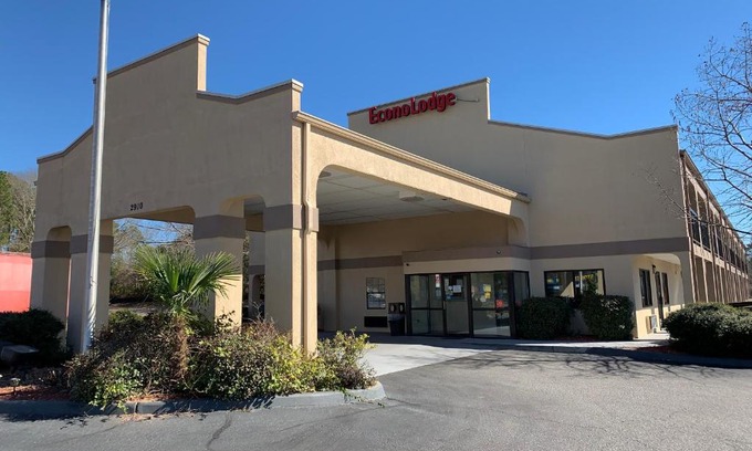 Dothan Cabin | Budget-Friendly Econo Lodge with Pool & Family Amenities