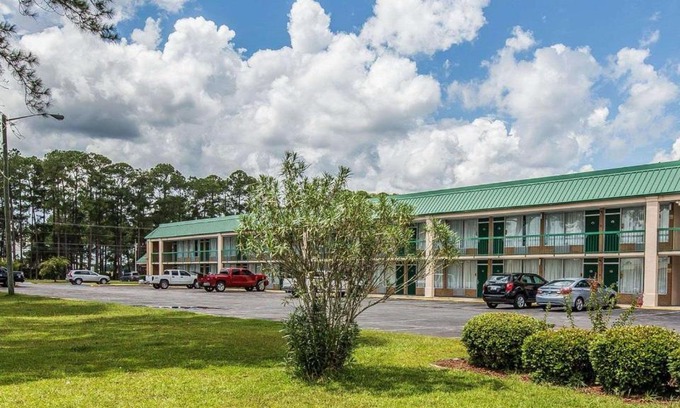 Douglas Cabin | Budget-Friendly Econo Lodge with Family and Pet Amenities