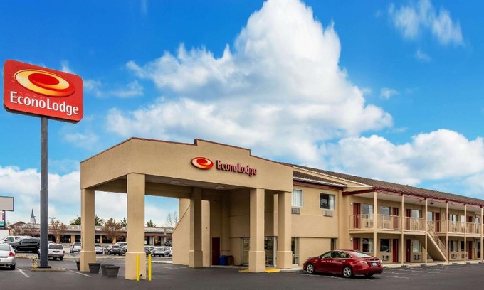 Staunton Cabin | Pet-Friendly Econo Lodge East with Breakfast and Hot Tub