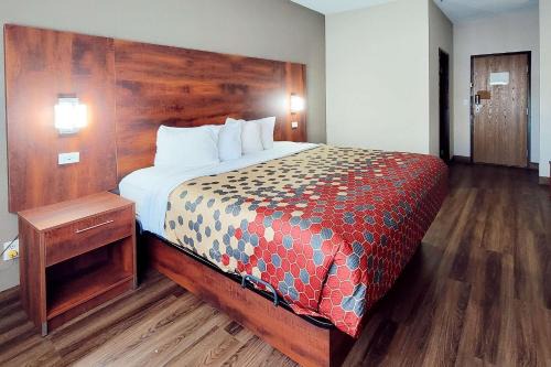 Fargo Cabin | Budget-Friendly Econo Lodge: Pet Friendly with Pools & Spa