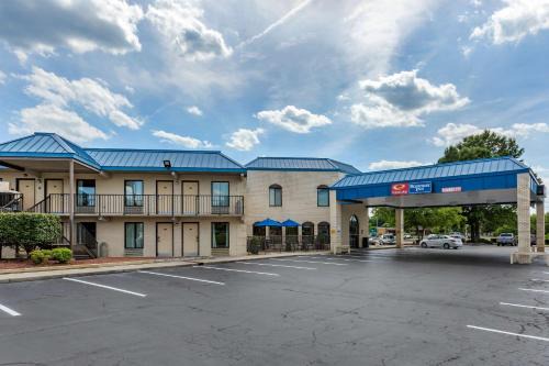 Cape Fear Cabin | Pet-Friendly Econo Lodge with Pool and Ocean View