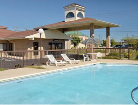 Franklin Cabin | Pet-Friendly Econo Lodge with Pool & Ocean View Awaits You