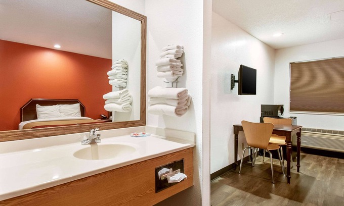 Franklin Hotel | Budget-Friendly Econo Lodge with Breakfast and Family Amenities