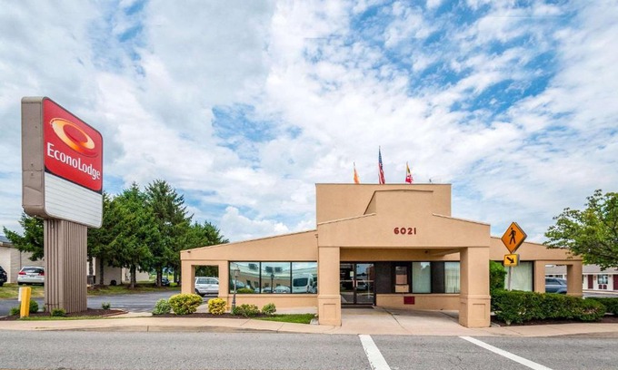 Frederick Cabin | Affordable Econo Lodge Frederick I-70 with Hot Tub & Breakfast