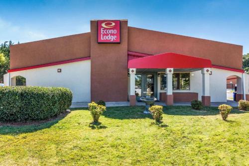 Gastonia Hotel | Comfortable Stay at Econo Lodge - Gastonia with Pool & Breakfast