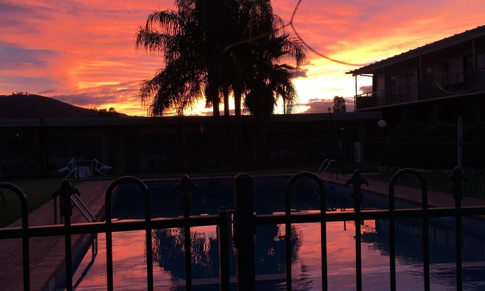 South Tamworth Hotel | Discover Econo Lodge Gateway Tamworth: Pool, Spa & Dining