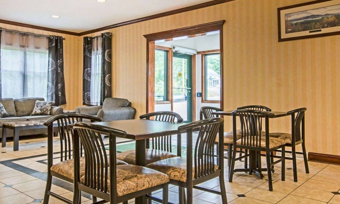 Queensbury Hotel | Comfortable Econo Lodge in Glens Falls with Pool & Dining