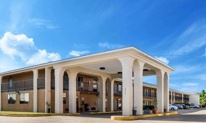 Greenville Cabin | Budget-Friendly Econo Lodge Greenville with Pool & Hot Tub