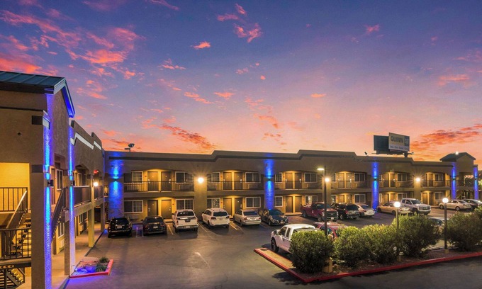 Hesperia Hotel | Budget-Friendly Econo Lodge Hesperia Near Victorville I-15