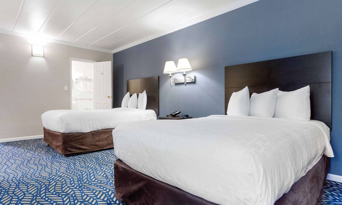 New Cassel Hotel | Cozy Econo Lodge Hicksville: Family-Friendly Amenities Await