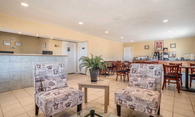 Holbrook Hotel | Pet-Friendly Econo Lodge I-40: Rated 8.2/10 for Comfort