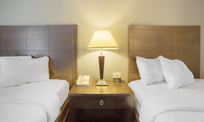 Dentsville Hotel | Budget-Friendly Econo Lodge Inn with Pool & Family Amenities