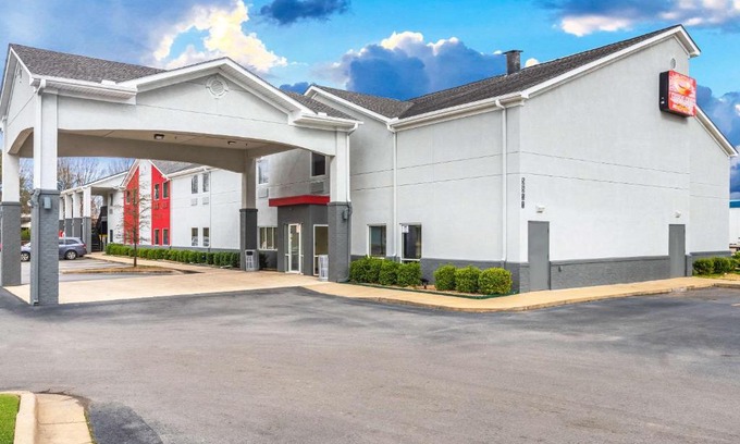 North Little Rock Hotel | Budget-Friendly Econo Lodge Inn & Suites in North Little Rock