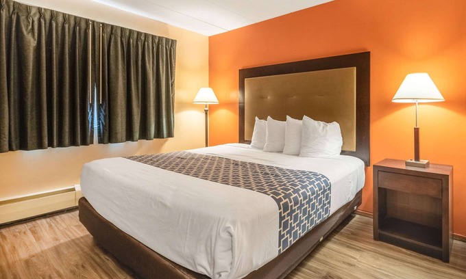 Windsor Locks Hotel | Convenient Econo Lodge Inn & Suites Near Airport with Dining