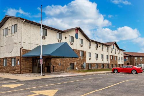 Auburn Hotel | Budget-Friendly Econo Lodge Inn & Suites with Pool Access