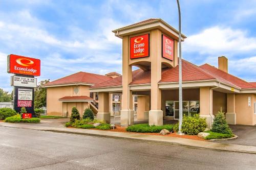 South Lethbridge Hotel | Comfortable Econo Lodge Inn & Suites with Pet-Friendly Amenities