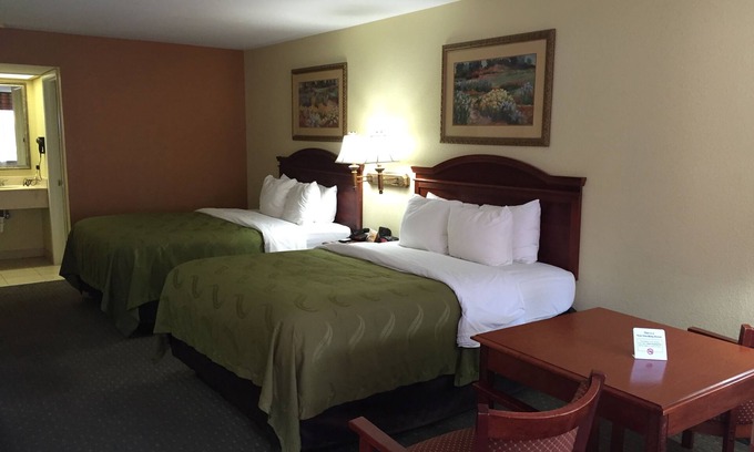 Eagle Pass Hotel | Welcoming Econo Lodge Inn & Suites Eagle Pass with Pool