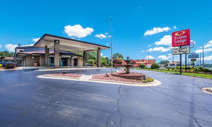 Huntsville Hotel | Budget-Friendly Econo Lodge Inn & Suites Near University