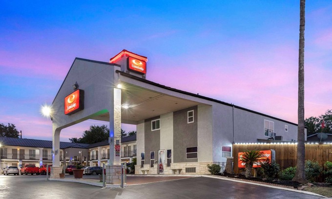 Southside Hotel | Convenient Stay at Econo Lodge Inn & Suites Near Lackland AFB