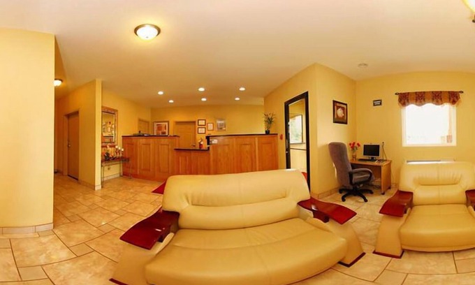 Rockmart Hotel | Budget-Friendly Econo Lodge Inn & Suites with Pool & Breakfast