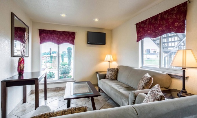 Searcy Hotel | Discover Econo Lodge Inn & Suites Searcy: Family-Friendly Stay