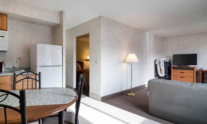 Canandaigua Hotel | Relax at Econo Lodge Inn & Suites Canandaigua with Spa Access