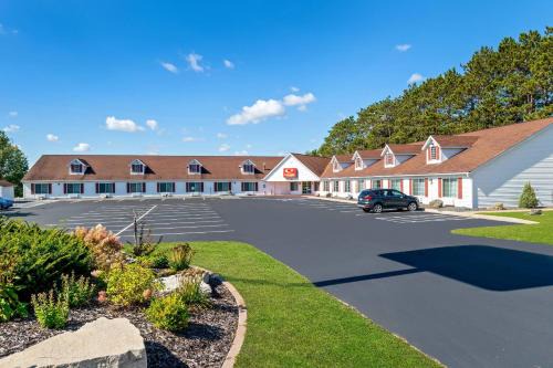 Eau Claire Hotel | Budget-Friendly Econo Lodge Inn & Suites with Pet Amenities