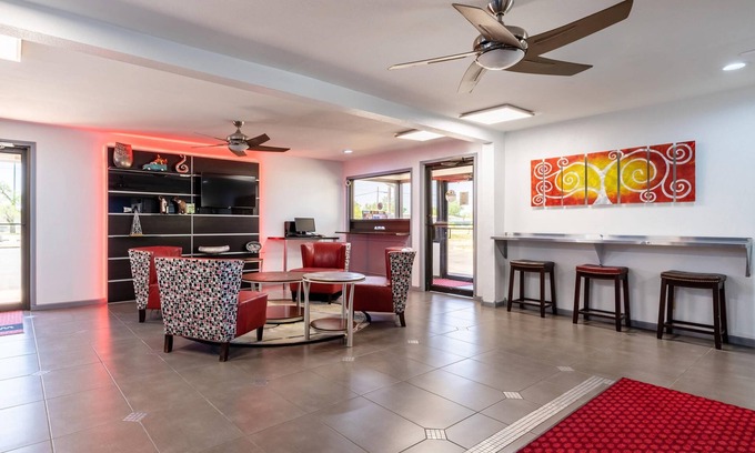 Enid Hotel | Budget-Friendly Stay at Econo Lodge Inn & Suites