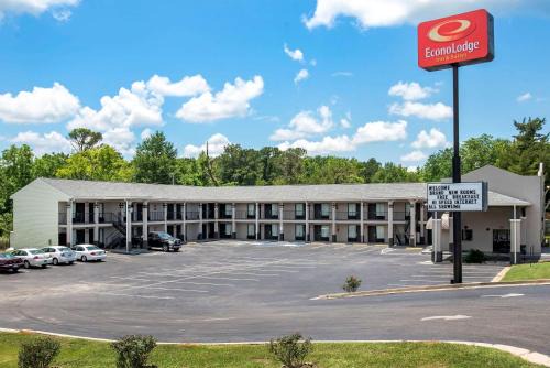 Evergreen Hotel | Pet-Friendly Econo Lodge with Free Breakfast & Family Amenities