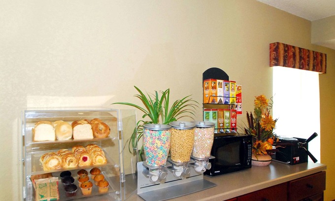 Kearney Hotel | Budget-Friendly Econo Lodge Inn & Suites with Great Amenities